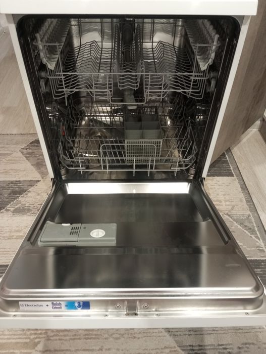 Продам посудомоечную машину