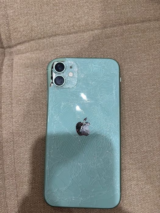 Продам айфон 11 коробка документы зарядка все есть экран целый все раб