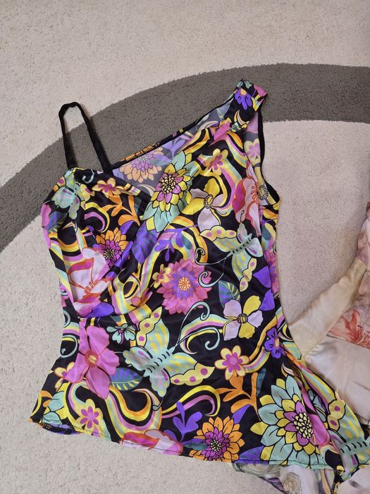 Продавам 2 сатенирани топа за 15евро обща цена. Размер XS/S