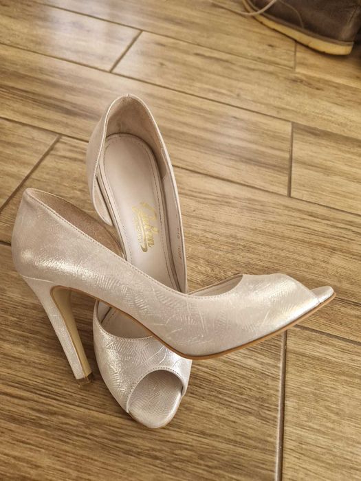 Pantofi dama , decupati, din piele