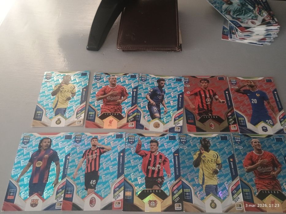 Vând cartonașe fotbaliști