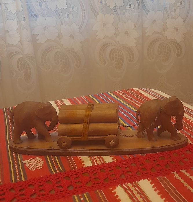 Două statuete decorative din lemn