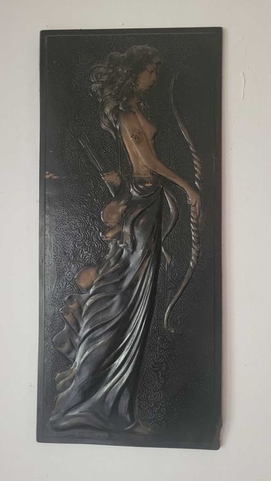 гипсово релефно пано с богинята на лова и луната