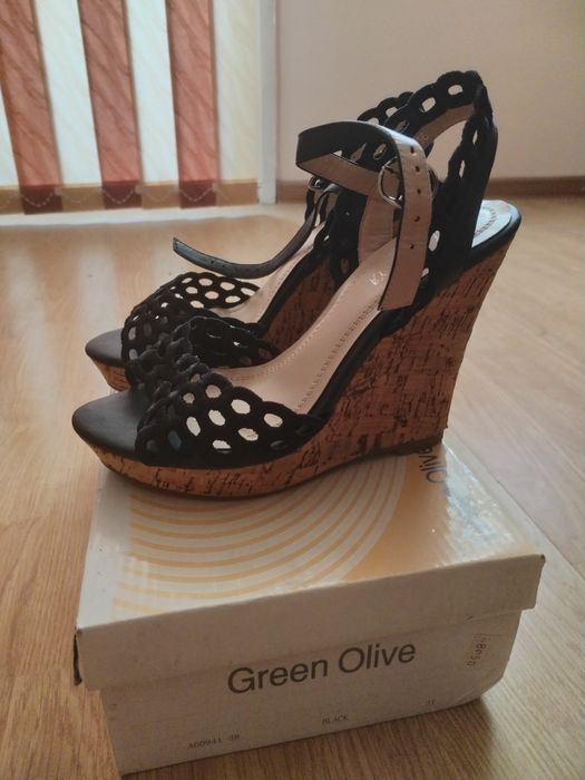 Два модела дамски сандалети