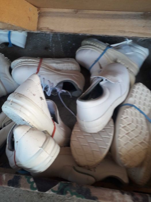 Vand papuci,dama si barbati