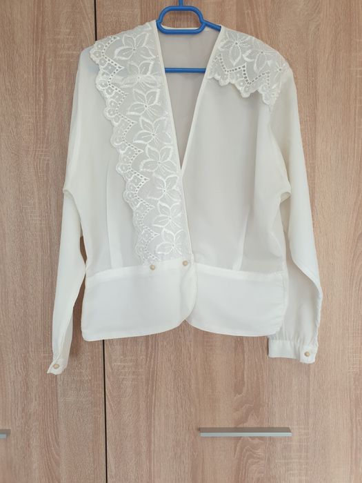 Vand bluze albe (totul 50 de lei)