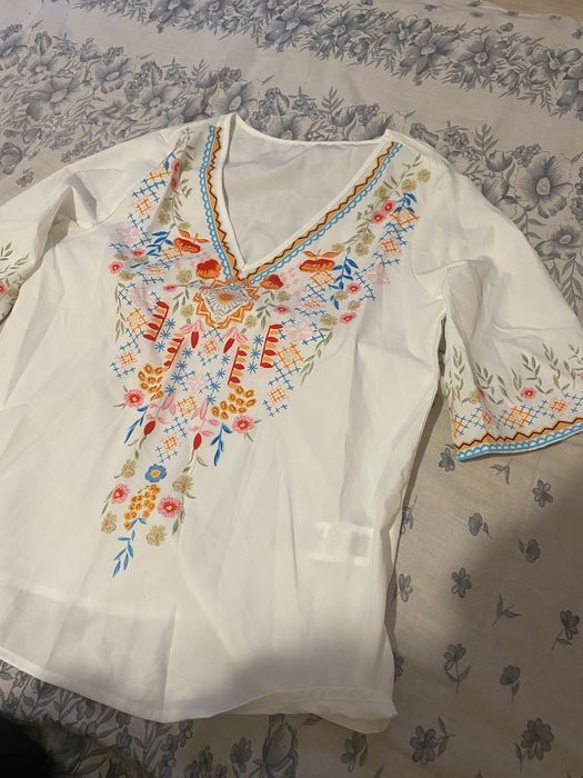 Бяла риза с цветни мотиви/флорал
