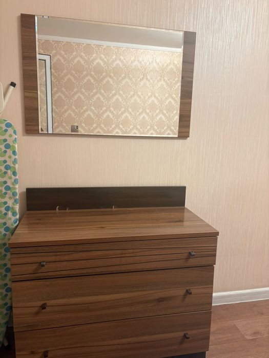 Продам комод с зеркалом