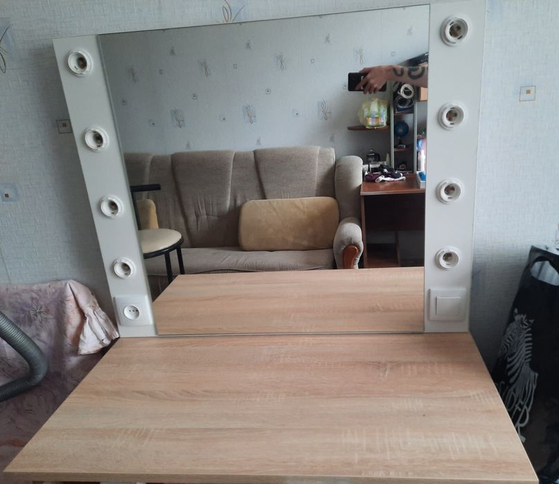 Продам стол для визажиста