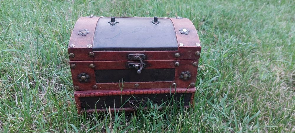 Старинна кутия за бижута и куфар