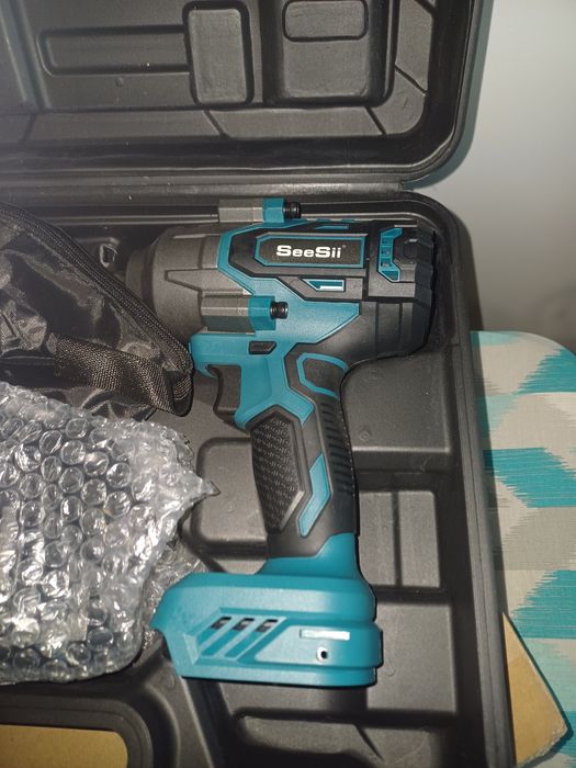 Cheie cu impact electric, 1000N.m, design compact, set cu 2 acumulator