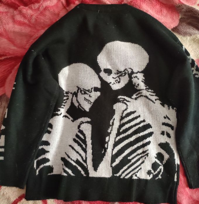Pulover negru cu scheleți
