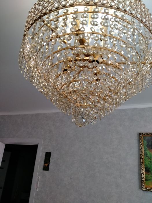 Продам хрустальную люстру .блестящая