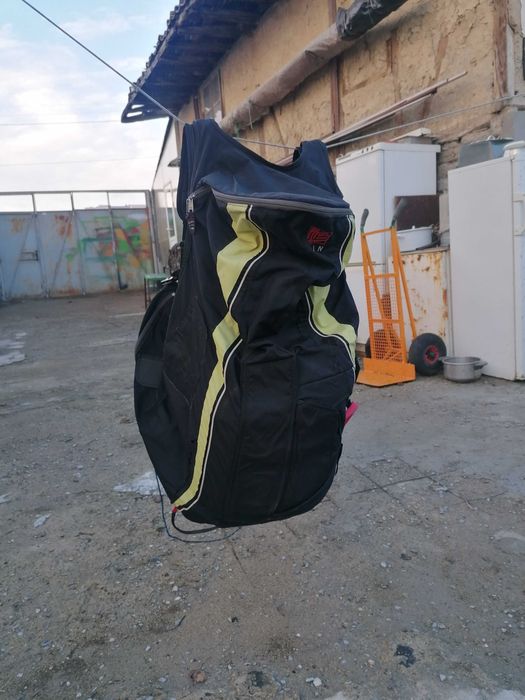 парапланери,парапланер ,,запасни парашути,парамотори,сбруи