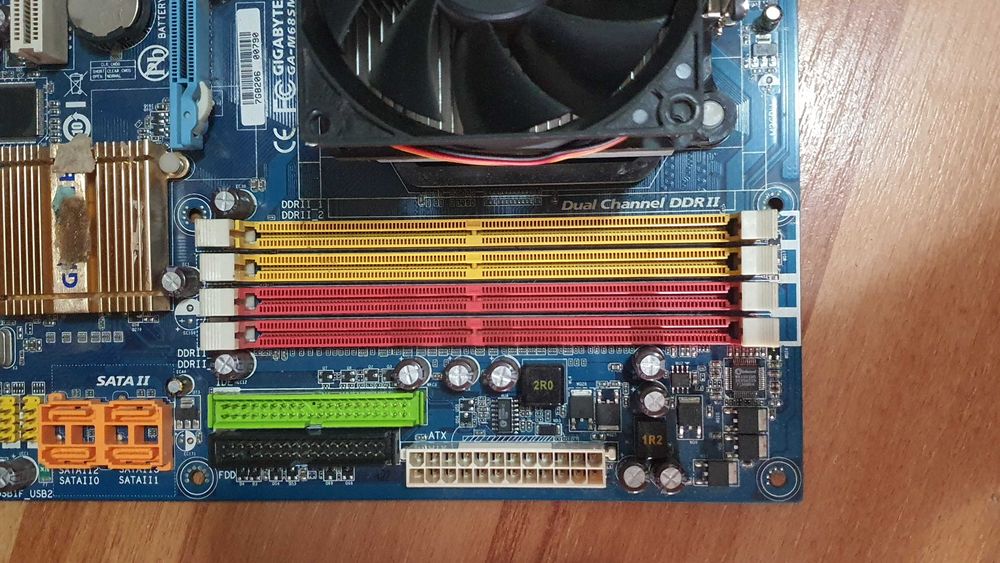 Placa de baza Gigabyte GA-M68SM-S2 + procesor AMD Athlon 64 X2 4000+ + 1GB RAM DDR2