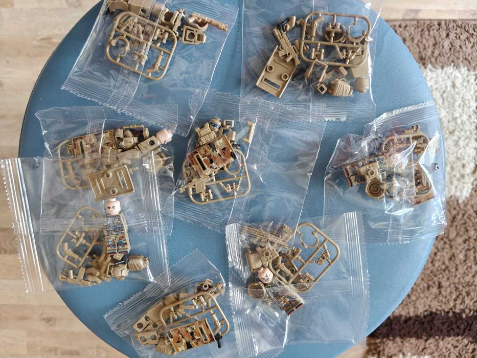 Set 8 figurine tip Lego cu 10 accesorii diferite si scuturi