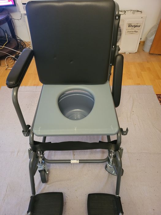 Scaun tip wc cu otita detașabilă, roti și suport pentru picioare.