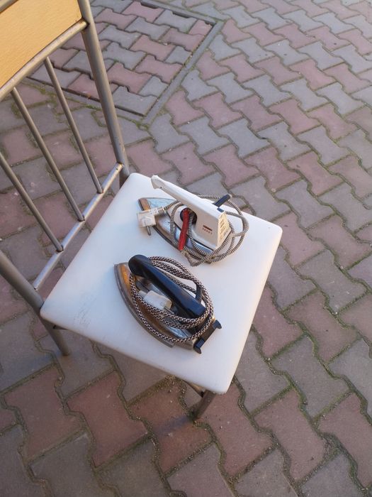 Vand 2 buc fier de călcat vechi