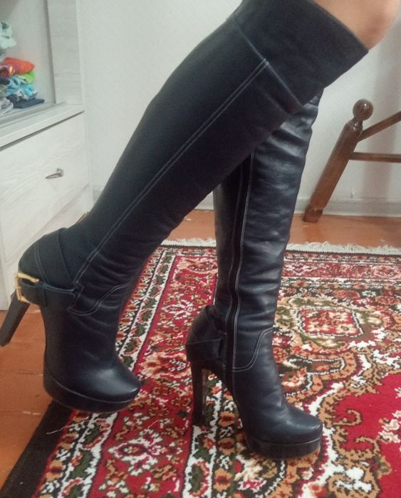 Продам кожаные сапоги до колен с каблуками