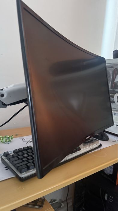 Продам экран изогнутый