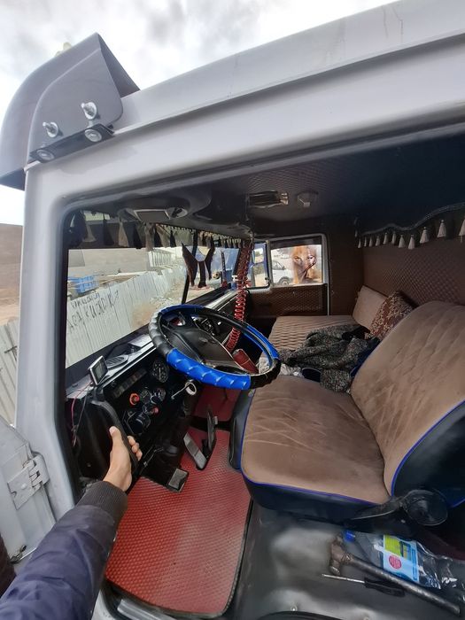 Kamaz samasval ishlab turgan moshina