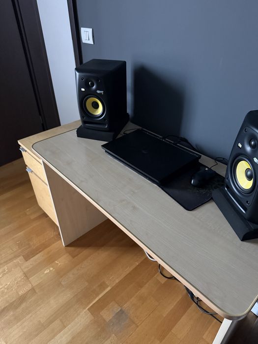 Birou din lemn pentru camera