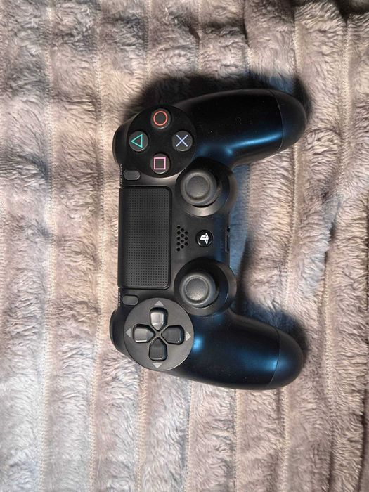 Продаётся PlayStation 4
