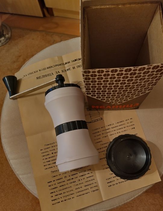 Ретро мелнички и бутилка - цигаретник от соца