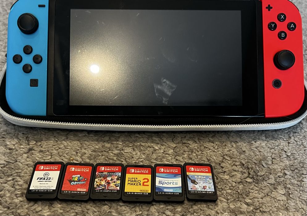 Продавам Nintendo switch с 6 игри,зарядно,контролер,волан с педали,калъфка и обрач за играта ring fit adventure!