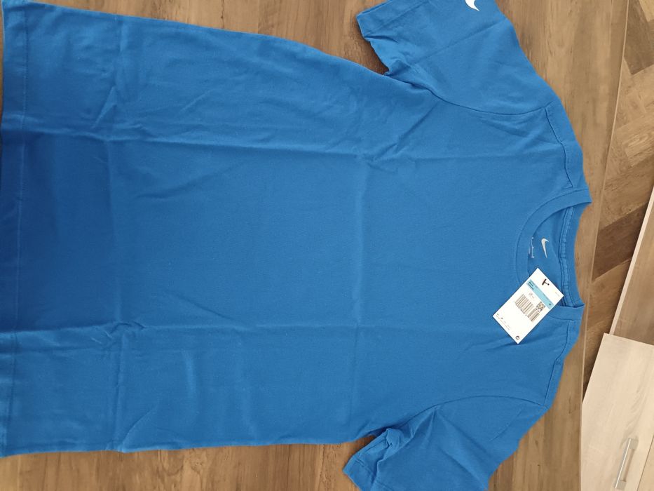 Tricouri Nike de bărbați și damă