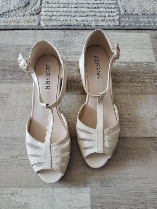 Sandale mărimea 40.