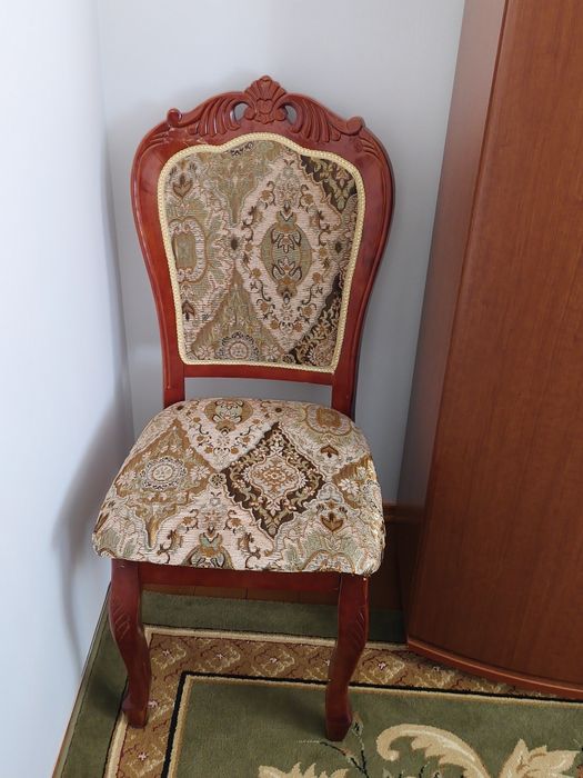 Стол со стульями сервант