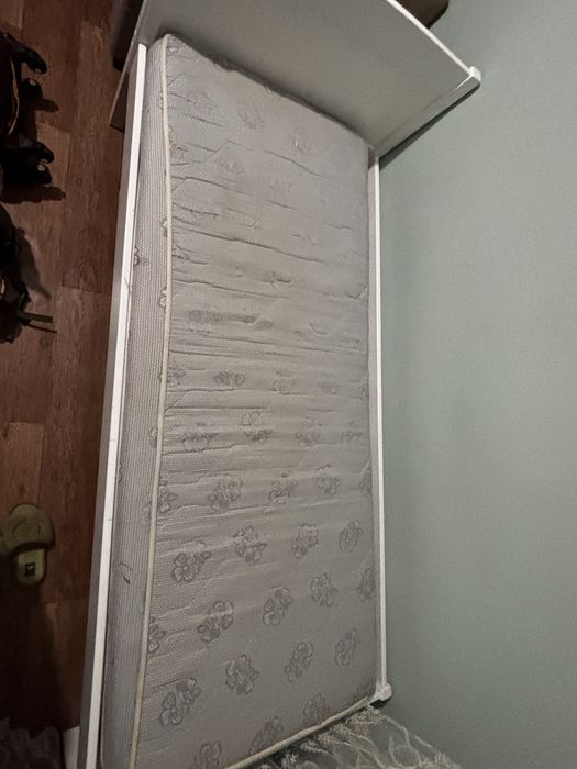 Срочно продам кровать с матрасом !!!