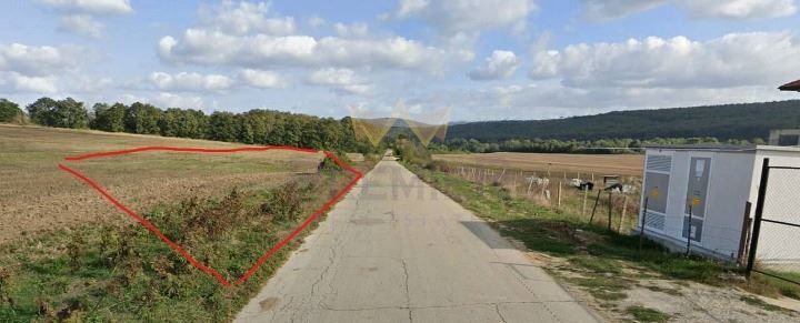 Продава се Парцел в с. Попович, Област Варна - 4490 кв.м за 4 €/кв.м - Снимка #1