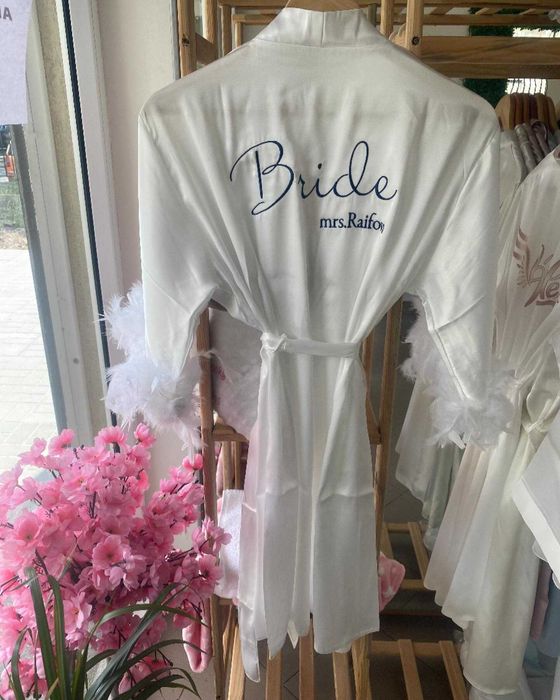 САТЕНЕН ХАЛАТ С БРОДЕРИЯ - опция за пера на ръкавите