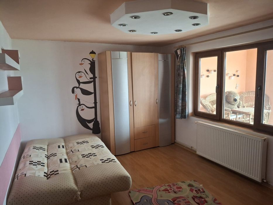 Închiriez casă 13 km de Tîrgoviște 8 km de Pucioasa.În localitatea Vul