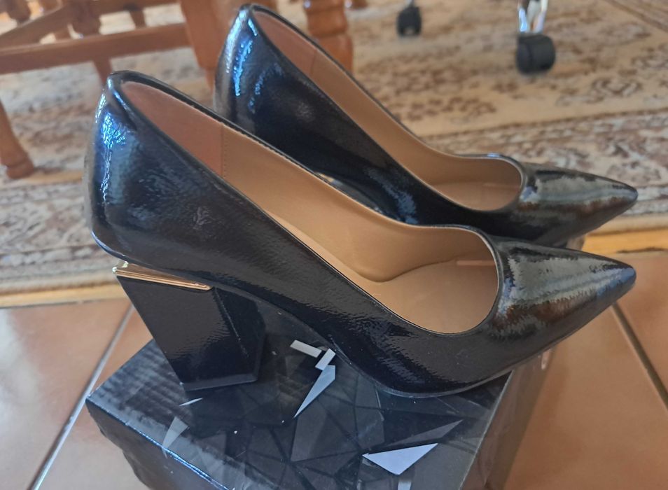 Дамски лачени обувки на ток