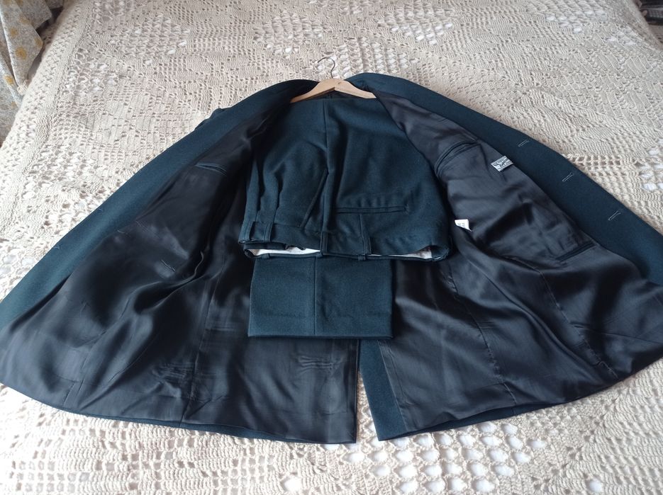 Мъжки тъмен костюм