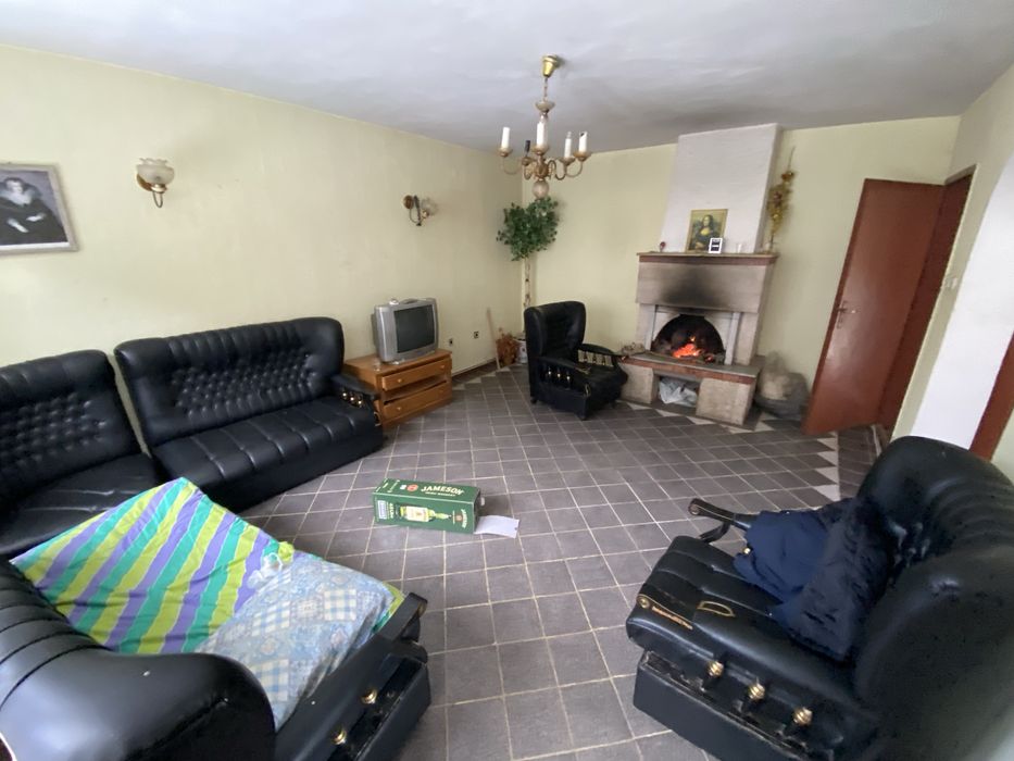 Къща на четири нива с изграден басейн област София