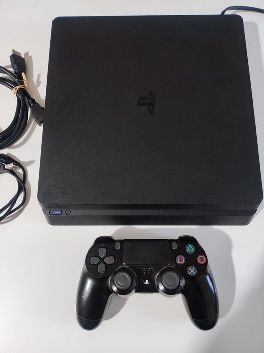 Vând PlayStation 4 slim