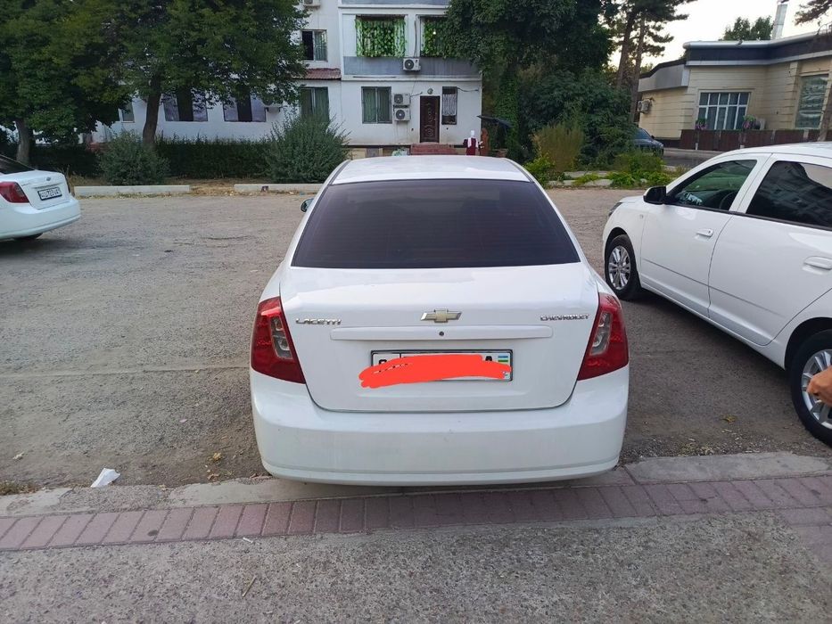1.8 Lacetti sotiladi