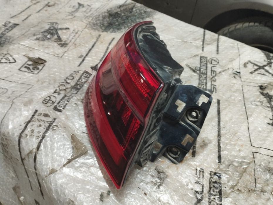 Far stânga audi A4 stânga si tripla pe aripă stânga