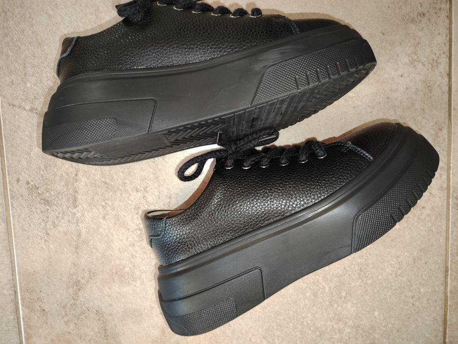 Сникърси . Естествена кожа!