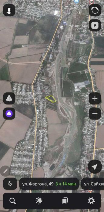 Редкий участок земли вдоль воды (Карасу)