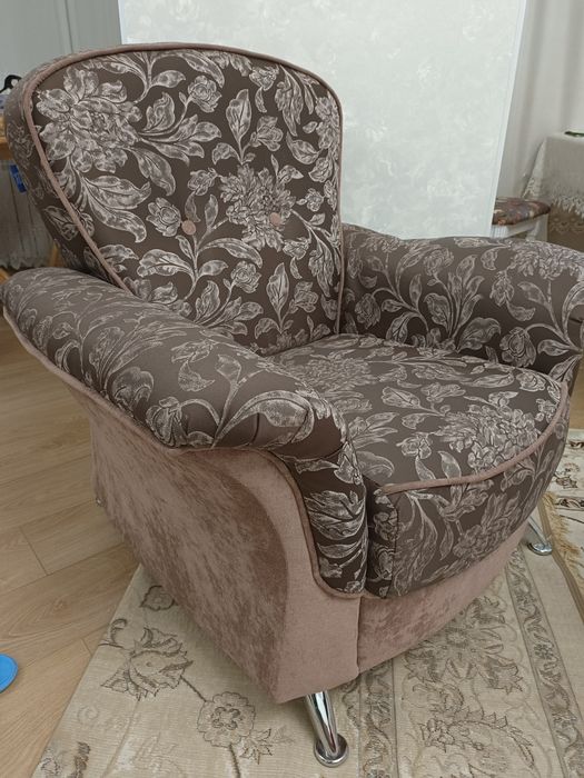Продам диван с креслами