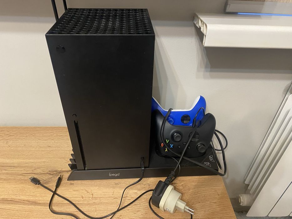 Xbox series x + подставка+ 2 геимпада.