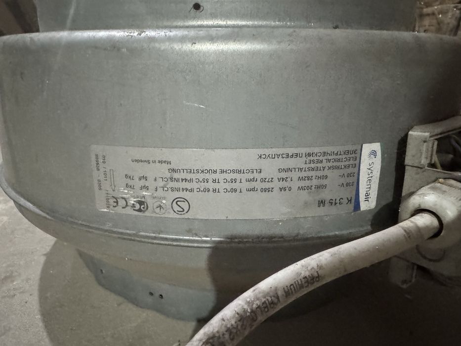 Продам вытяжку с мотором.