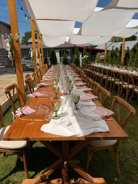 Mese de lemn si scaune pentru evenimente in aer liber