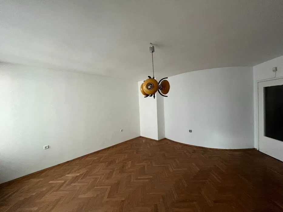 Дава се под наем Тристаен апартамент в Бургас, Център - 97 кв.м за 500 € - Снимка #1