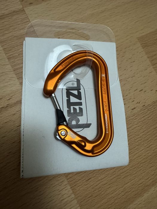 Карабинер Petzl
